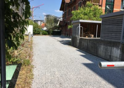 Kiesplatz vor Haus Billinger/Bühler (26/28)